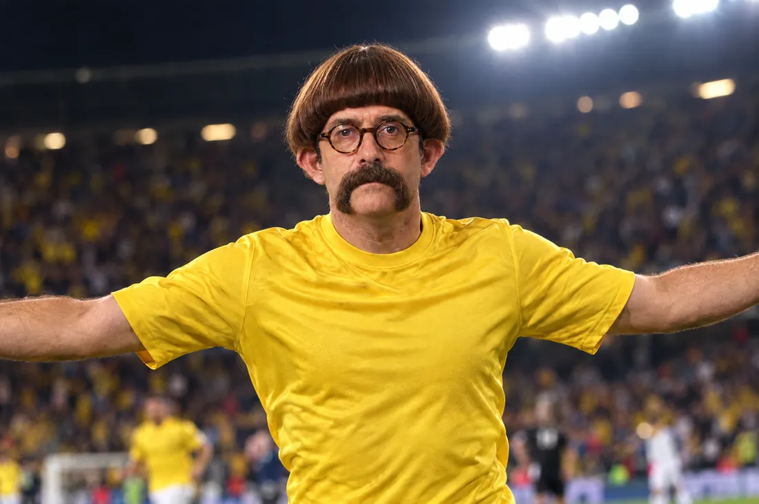 Juvenal comemorando um gol num estádio